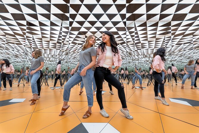 Admission Ticket to Museum of Illusions Orlando - Photo opportunities without the chaos: staff help and your best timing