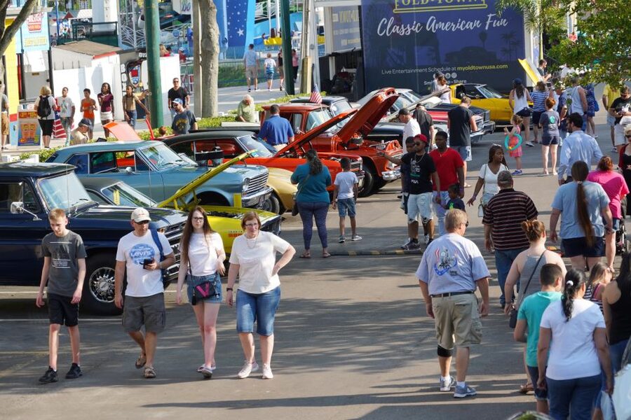 Kissimmee: Old Town Ferris Wheel, Attractions, and Dinner - Dinner at A&W or Nathan’s Famous: All-American Comfort Included