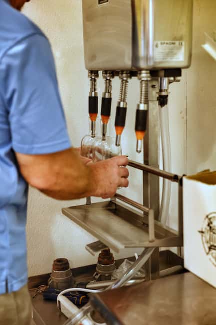 Orlando: Premium Caribbean Moonshine & Bottling Tour - Behind the scenes in the Caribbean Moonshine Distillery and the bottling room moment