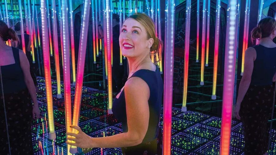 Orlando: Ripley's Mirror Maze Experience - First steps: LED-lit hallways and the infinity mirror trick